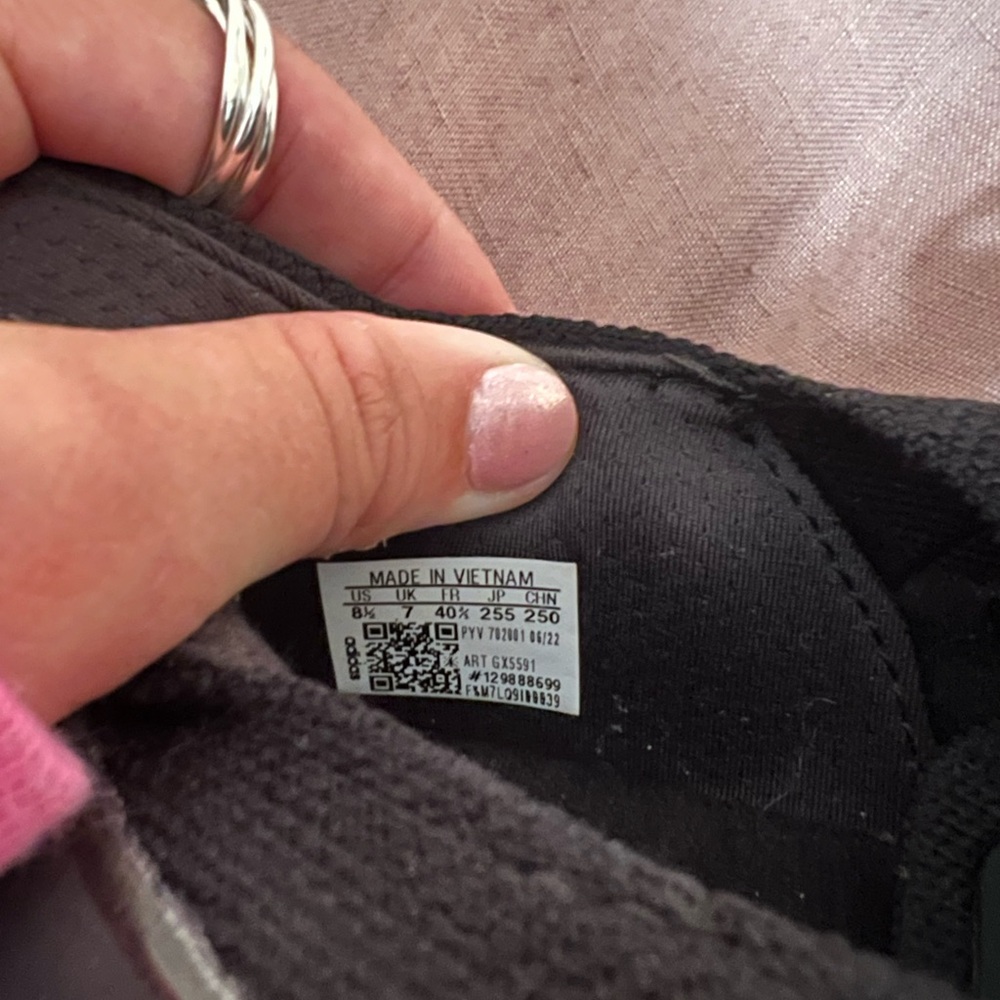 Adidas women’s ultra boosts, size 8.5, worn once - Picture 3 of 4